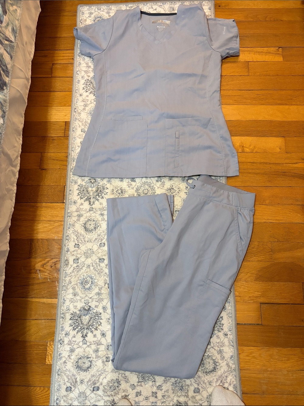 Greys Anatomy gray Women's Scrub Set - Top & Pants